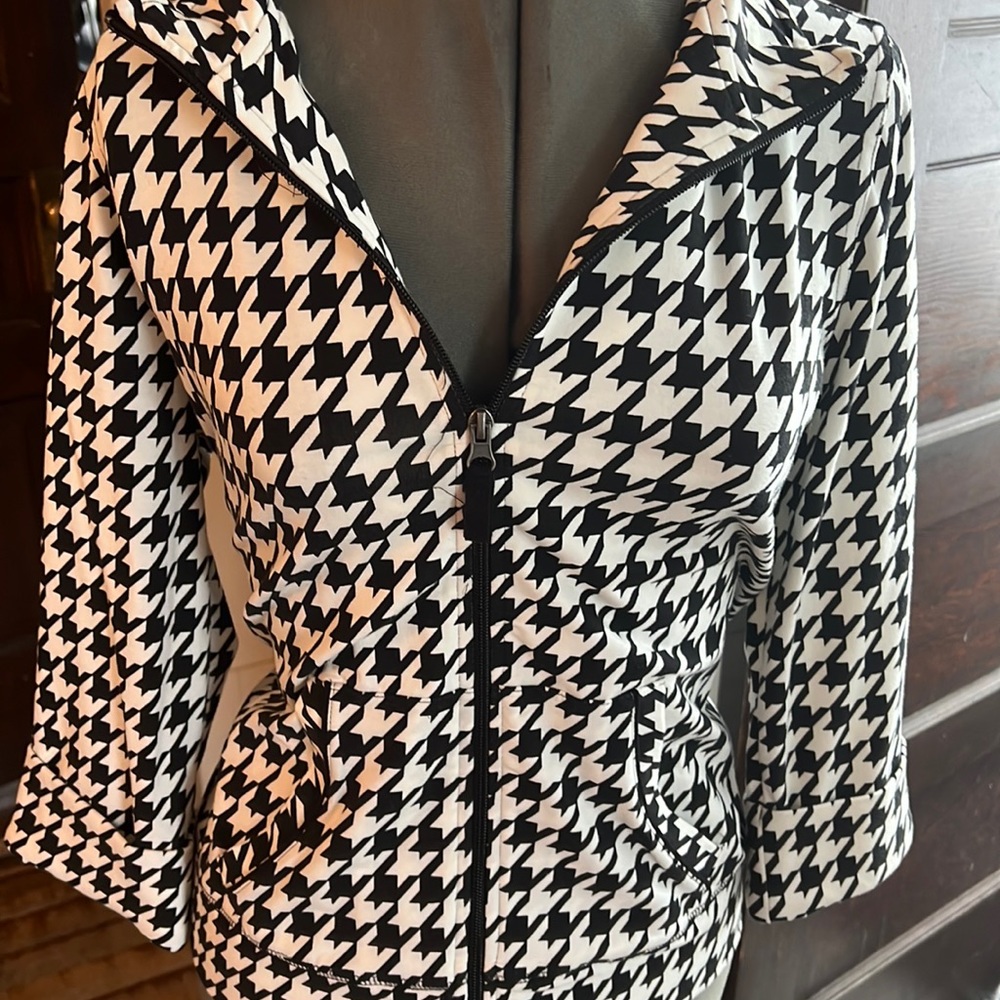 Cute zip up stretchable.